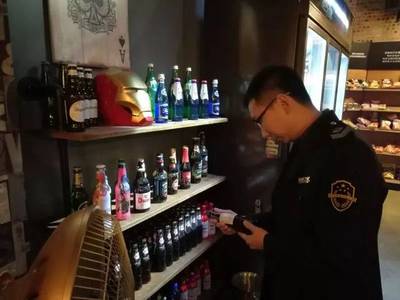 深夜亮劍！南海開展酒類經(jīng)營場所突擊檢查，暫扣涉案產(chǎn)品筑牢安全防線